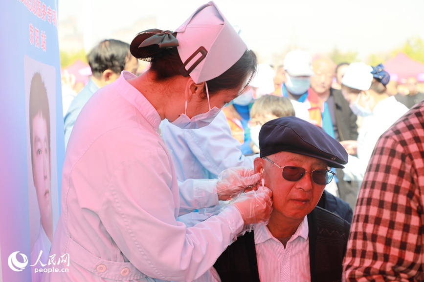 广场义诊。人民网 程明辉摄