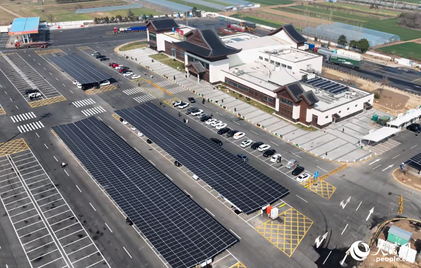 连霍高速开封服务区光伏充电站。人民网记者 王玉兴摄