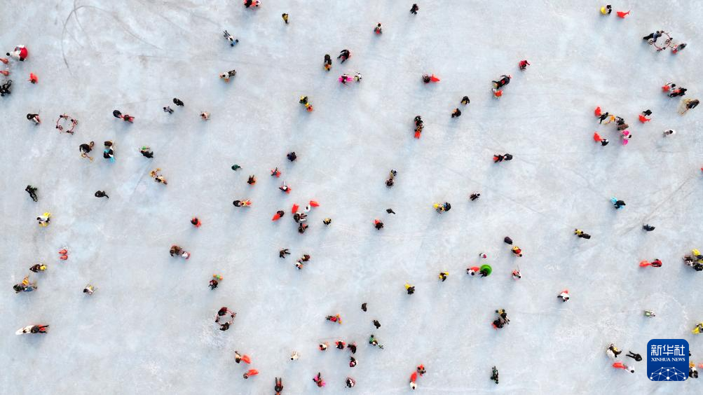 1月17日，市民在银川文旅集团览山公园落日冰场玩耍（无人机照片）。近日，宁夏银川市出现持续降温天气，市民纷纷外出体验冰雪文旅项目，享受“塞上湖城”的冰雪乐趣。新华社记者 王鹏 摄
