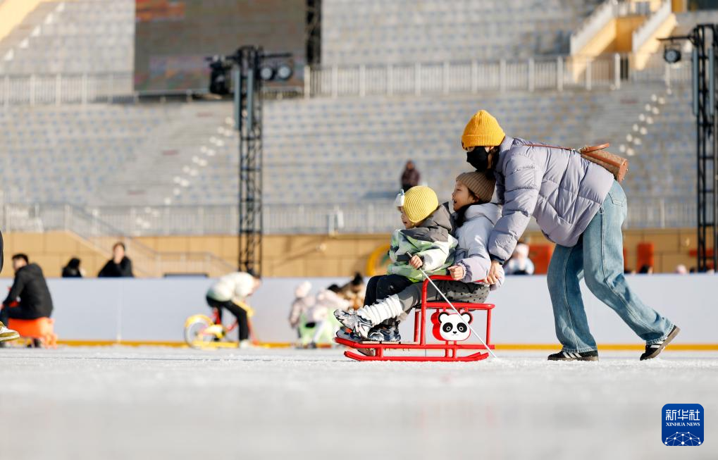 1月17日，市民在银川文旅集团览山公园落日冰场玩耍（无人机照片）。近日，宁夏银川市出现持续降温天气，市民纷纷外出体验冰雪文旅项目，享受“塞上湖城”的冰雪乐趣。新华社记者 王鹏 摄
