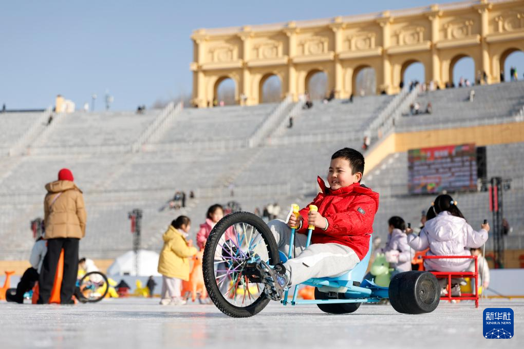 1月17日，市民在银川文旅集团览山公园落日冰场玩耍（无人机照片）。近日，宁夏银川市出现持续降温天气，市民纷纷外出体验冰雪文旅项目，享受“塞上湖城”的冰雪乐趣。新华社记者 王鹏 摄
