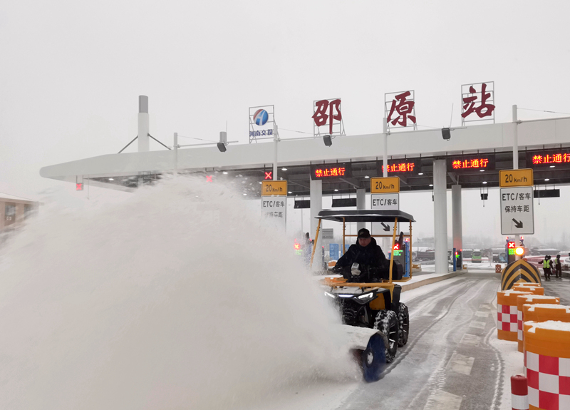 路面除雪。济源示范区交通运输局供图