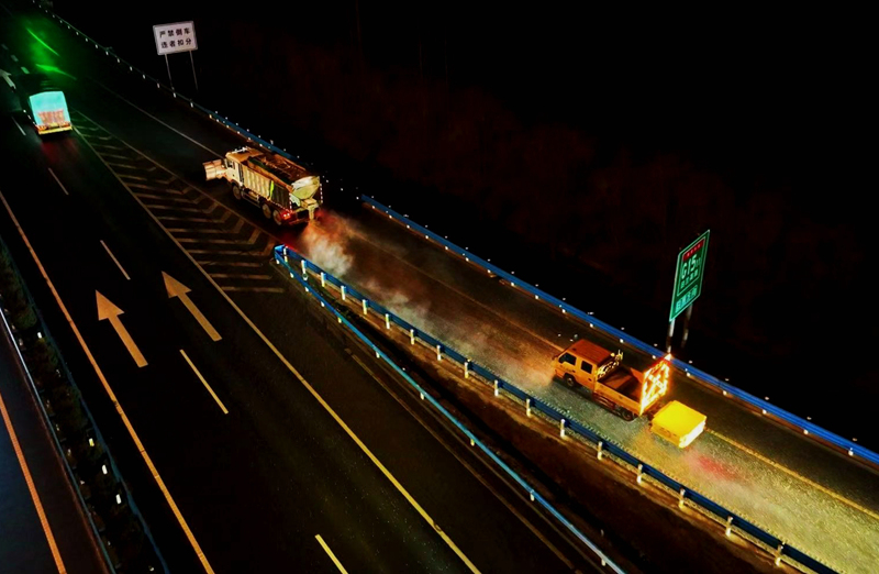 连夜抛洒融雪剂。河南省交通运输厅供图