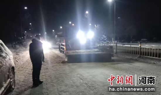 图为工作人员在进行除雪作业。宝丰县委宣传部供图