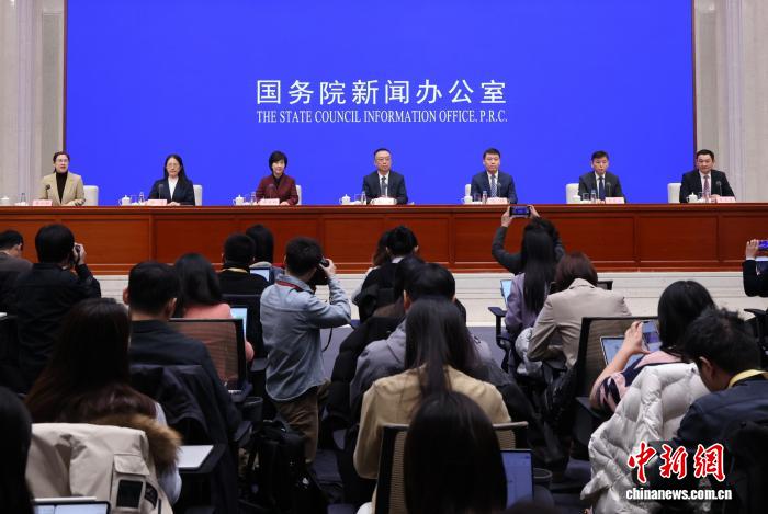 1月29日,中国国务院新闻办公室在北京举行新闻发布会,国家发展改革委副主任李春临,交通运输部新闻发言人、运输服务司负责人高博,应急管理部新闻发言人、新闻宣传司司长申展利,中国气象局新闻发言人、减灾服务司司长王亚伟,中国民航局运输司司长徐青,国铁集团客运部主任朱文忠介绍2026年春运形势和工作安排,并答记者问。 <a target='_blank' data-cke-saved-href='/' href='/'>中新社</a>记者 杨可佳 摄