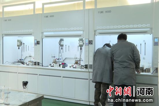 图为工作人员在调试产品配方。