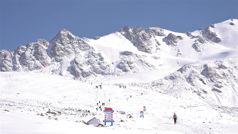 青海岗什卡：踏雪攀登，领略高原之美