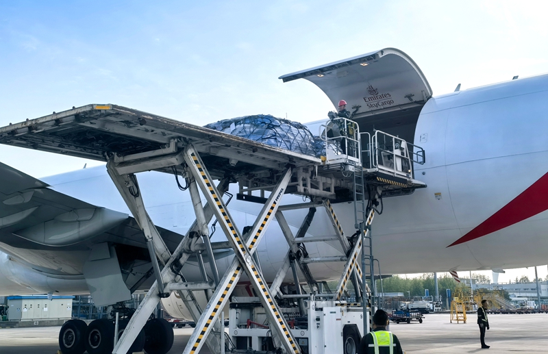 装载货物。高杉杉摄